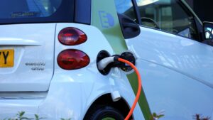 Une voiture électrique en train de se charger.