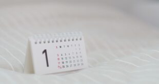 Date de péremption pneu. Un calendrier blanc qui indique une date.