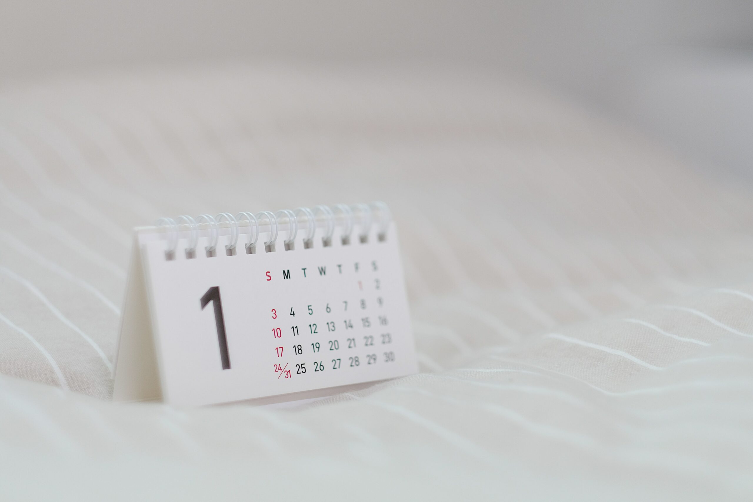 Date de péremption pneu. Un calendrier blanc qui indique une date.