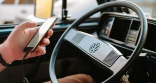 Utilisation du téléphone portable en voiture. Un utilisateur d'une voiture conventionnelle utilise son portable lors de la conduite.