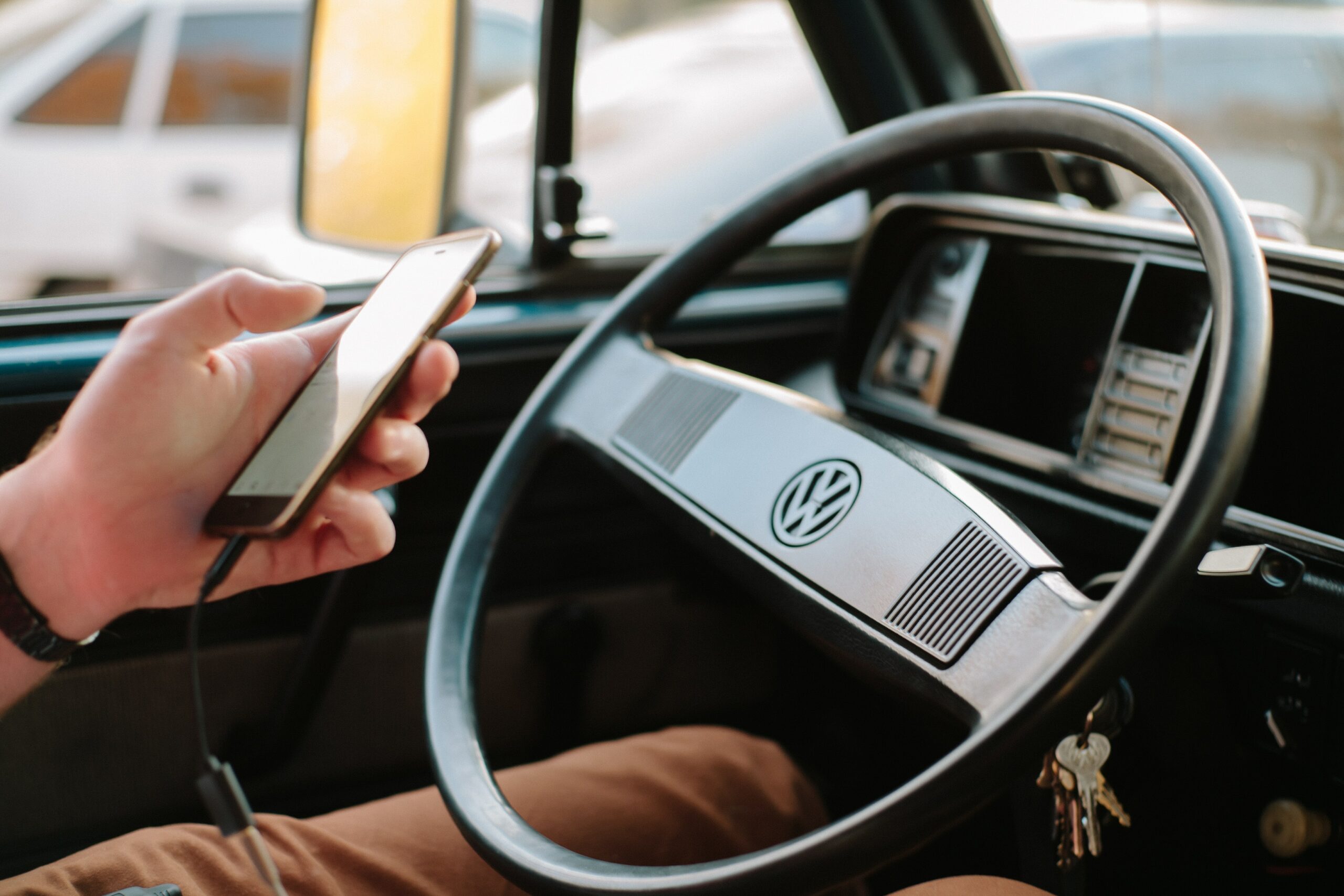 Utilisation du téléphone portable en voiture. Un utilisateur d'une voiture conventionnelle utilise son portable lors de la conduite.