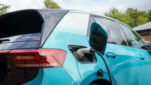 Une conduite écologique. Voiture électrique en train de se recharger.