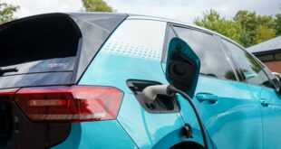 Une conduite écologique. Voiture électrique en train de se recharger.