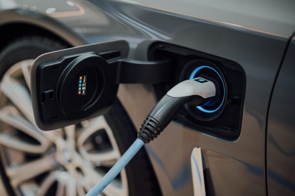 Voiture électrique en train d'être chargée.