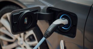 Voiture électrique en train d'être chargée.