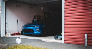 Un garage pour faire le correct entretien des pneus.