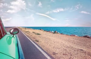 Voyage en France. Une voiture dans une plage.
