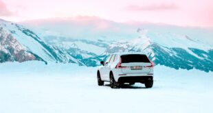 Peut-on mettre des pneus été en hiver ? Une voiture sur la neige à la montagne