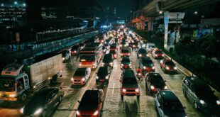 Comment conduire dans les embouteillages. Un embouteillage sur la route pendant la nuite