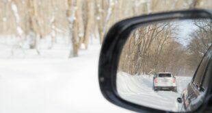 Comparaison chaîne à neige vs. pneu neige. Une voiture sur la neige