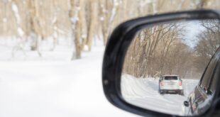 Comparaison chaîne à neige vs. pneu neige. Une voiture sur la neige
