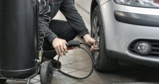 Gonflage à l'azote. Un garagiste gonfle un pneu chez un centre de montage agréé