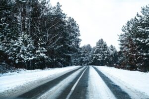 Comment condurie sur la neige. Une chaussée enneigée.