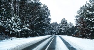 Comment condurie sur la neige. Une chaussée enneigée.