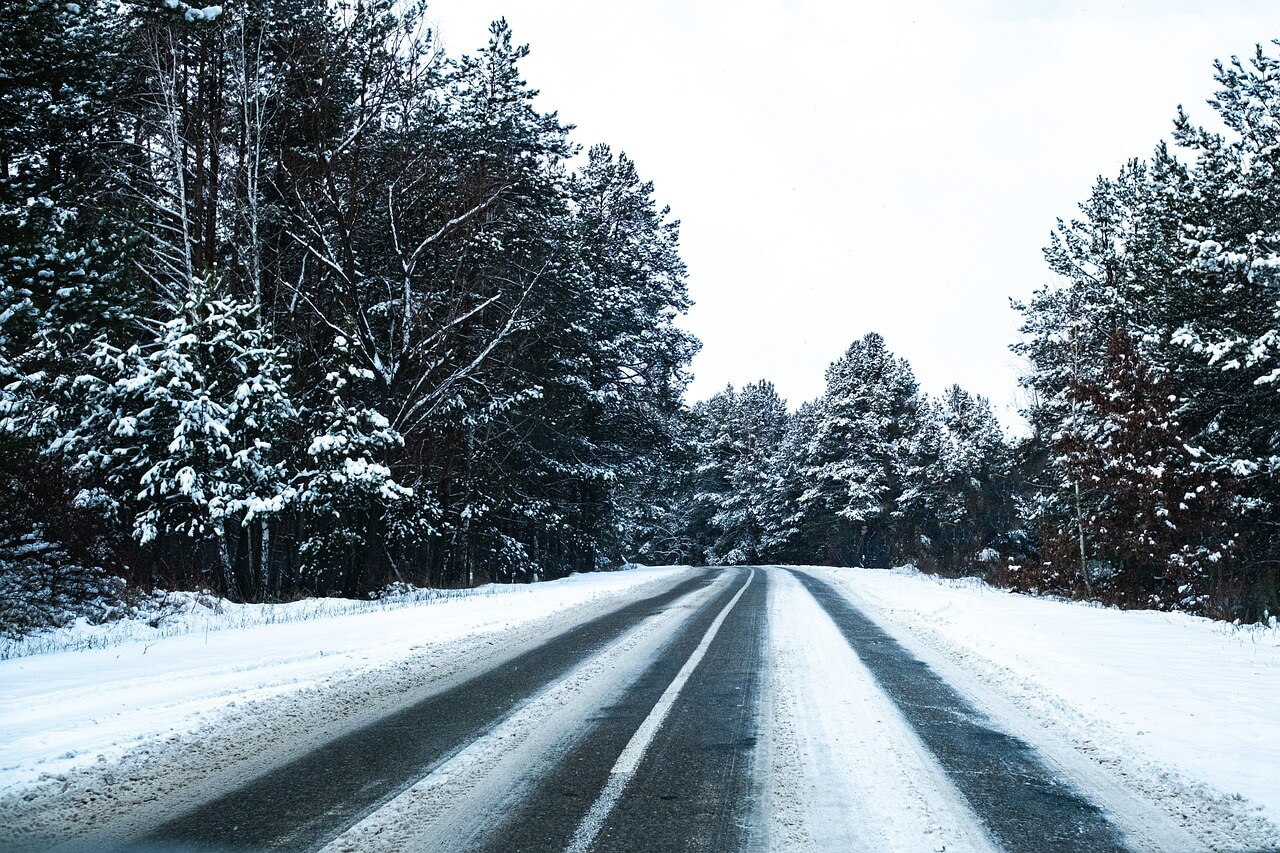 Comment condurie sur la neige. Une chaussée enneigée.