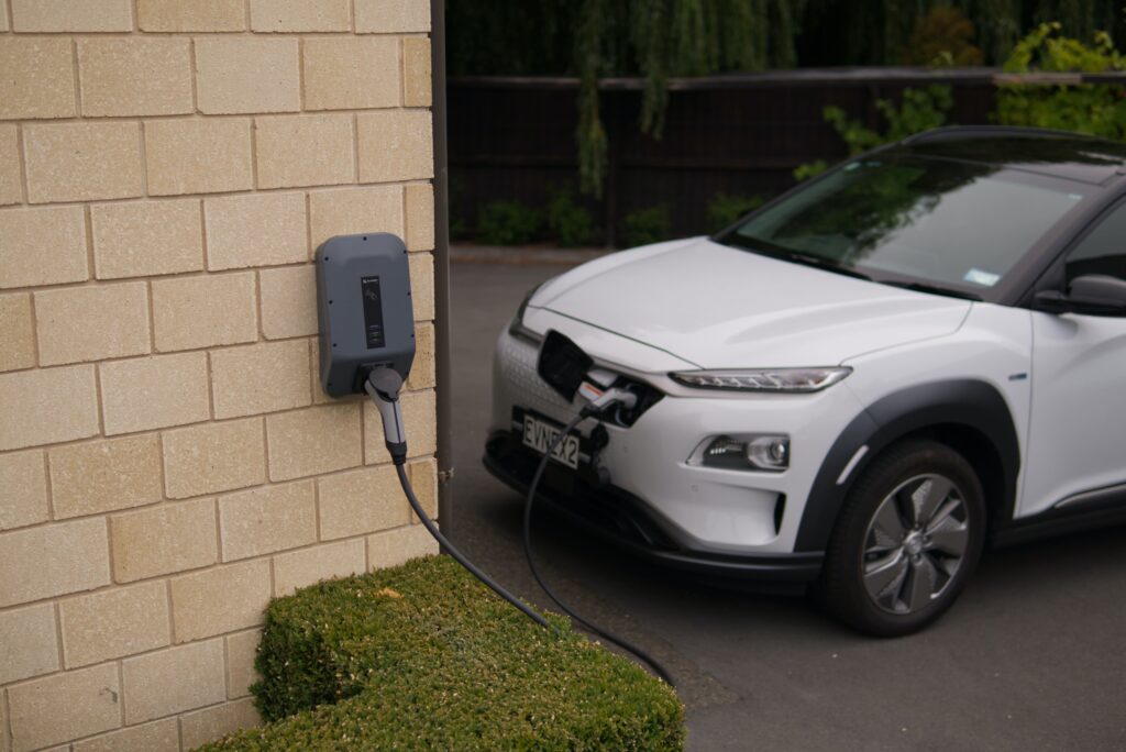 Une voiture électrique en train de se charger. Entretien voiture électrique
