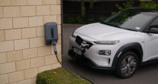 Une voiture électrique en train de se charger. Entretien voiture électrique