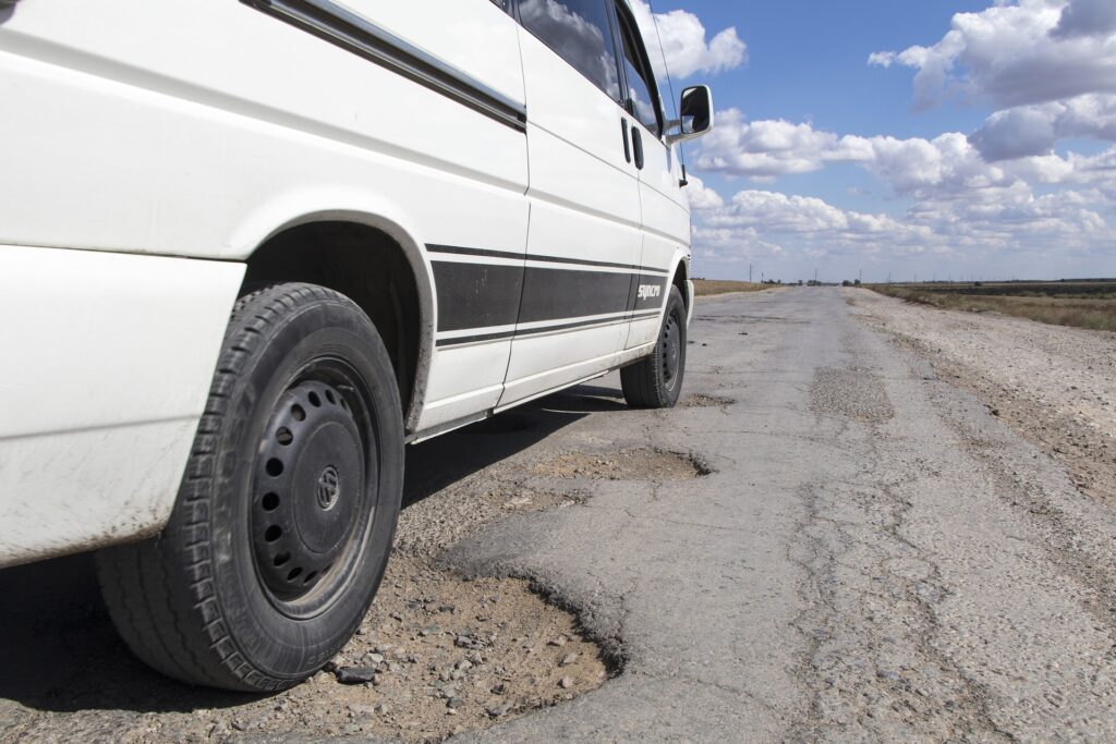 Pneus de camionnette. Le pneu arrière d'une camionnette blanche