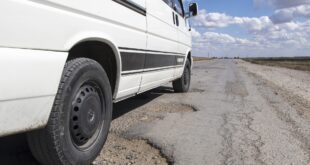 Pneus de camionnette. Le pneu arrière d'une camionnette blanche