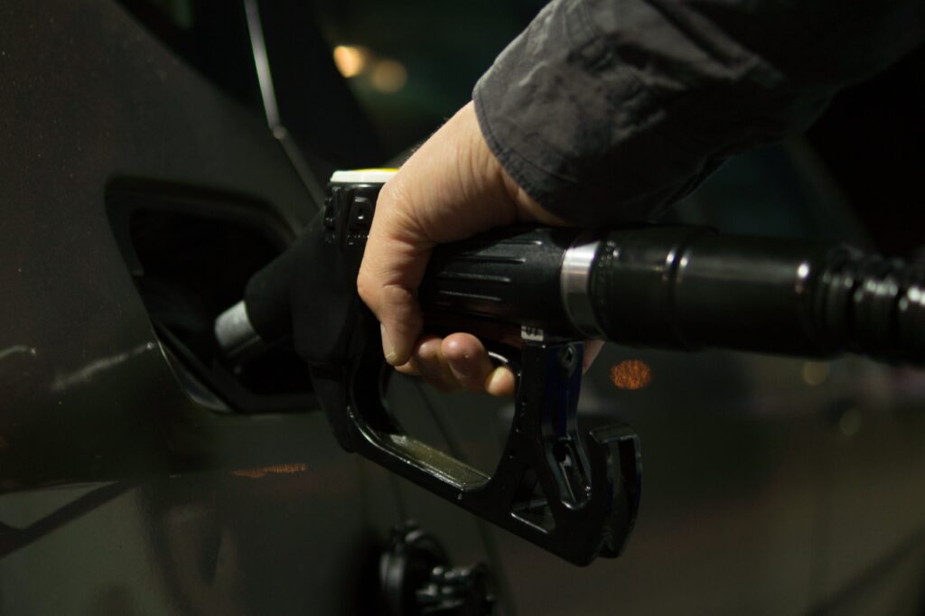 Le prix du carburant. Une voiture noire en train de faire plein