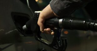 Le prix du carburant. Une voiture noire en train de faire plein