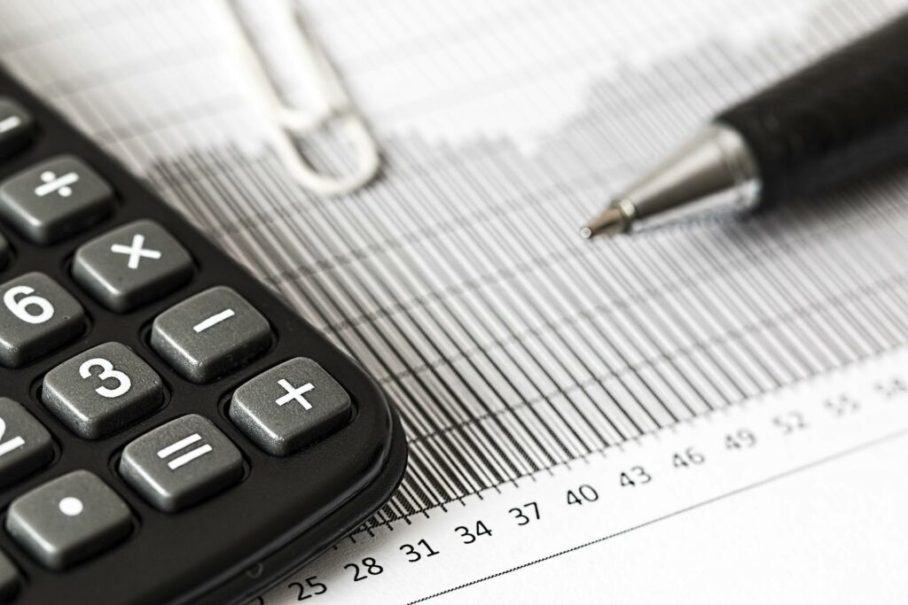 Prix des pneus. Une calculatrice, un stylo et quelques feuilles de papier