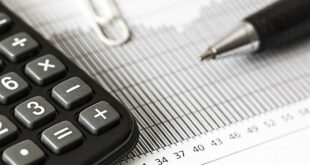 Prix des pneus. Une calculatrice, un stylo et quelques feuilles de papier