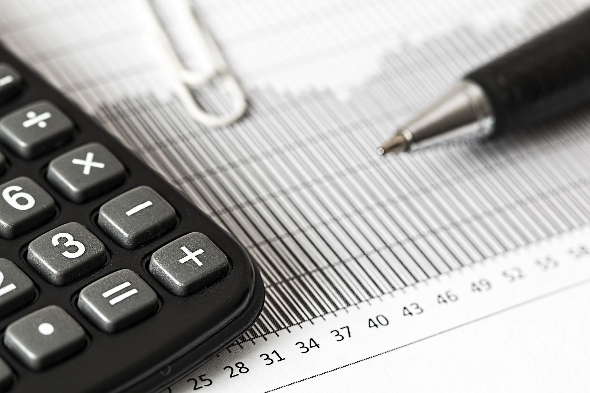 Prix des pneus. Une calculatrice, un stylo et quelques feuilles de papier