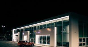 Un concessionnaire pendant la nuit. Quand acheter une voiture