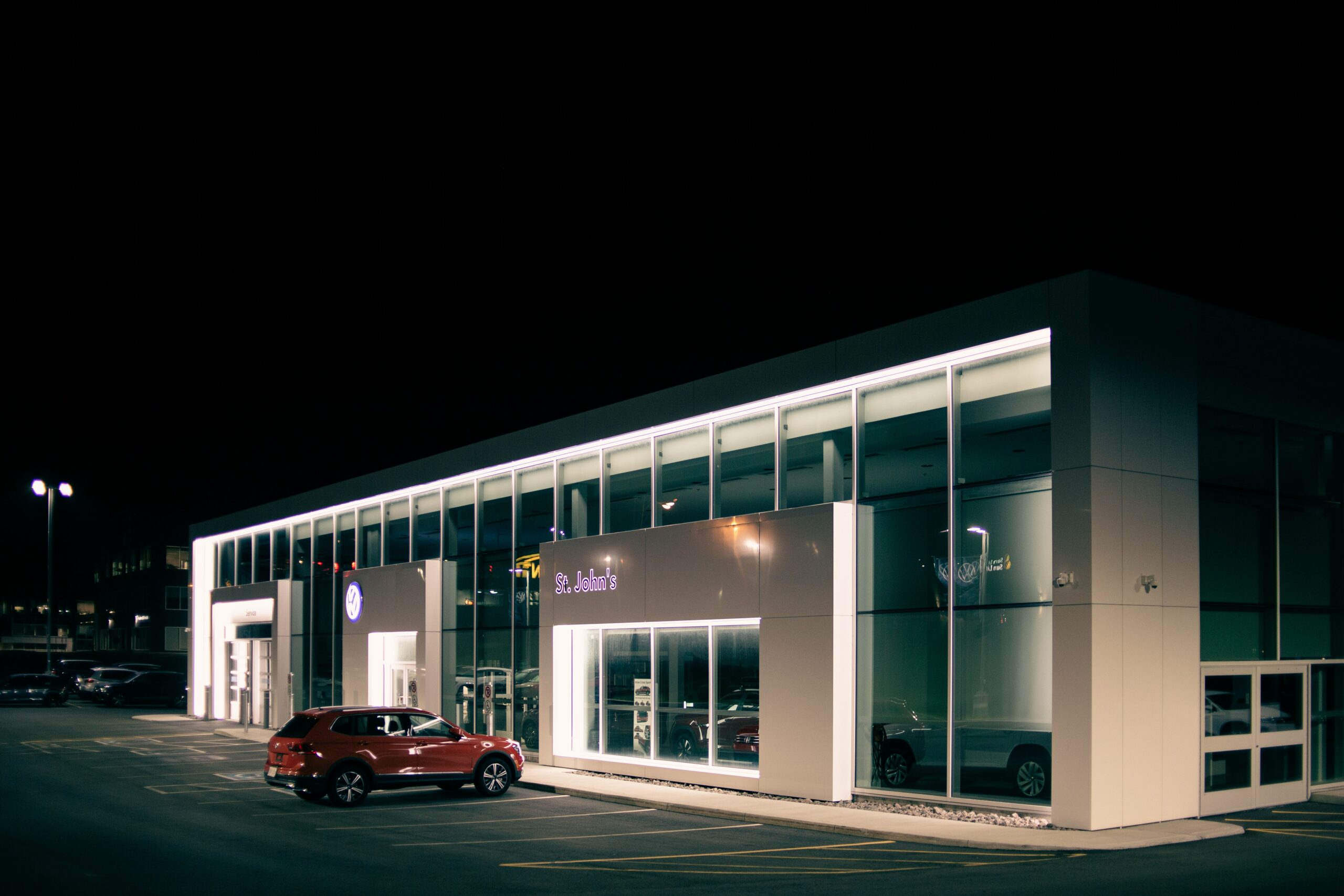 Un concessionnaire pendant la nuit. Quand acheter une voiture