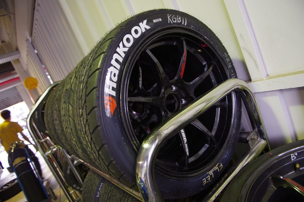 Pneu Hankook vs. Michelin. Un pneu Hankook chez un garagiste