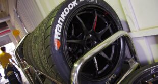 Pneu Hankook vs. Michelin. Un pneu Hankook chez un garagiste