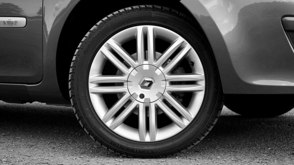 Nexen Tyres vs. Continental. Un pneu Continental monté sur une voiture
