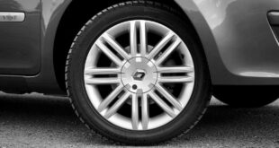 Nexen Tyres vs. Continental. Un pneu Continental monté sur une voiture