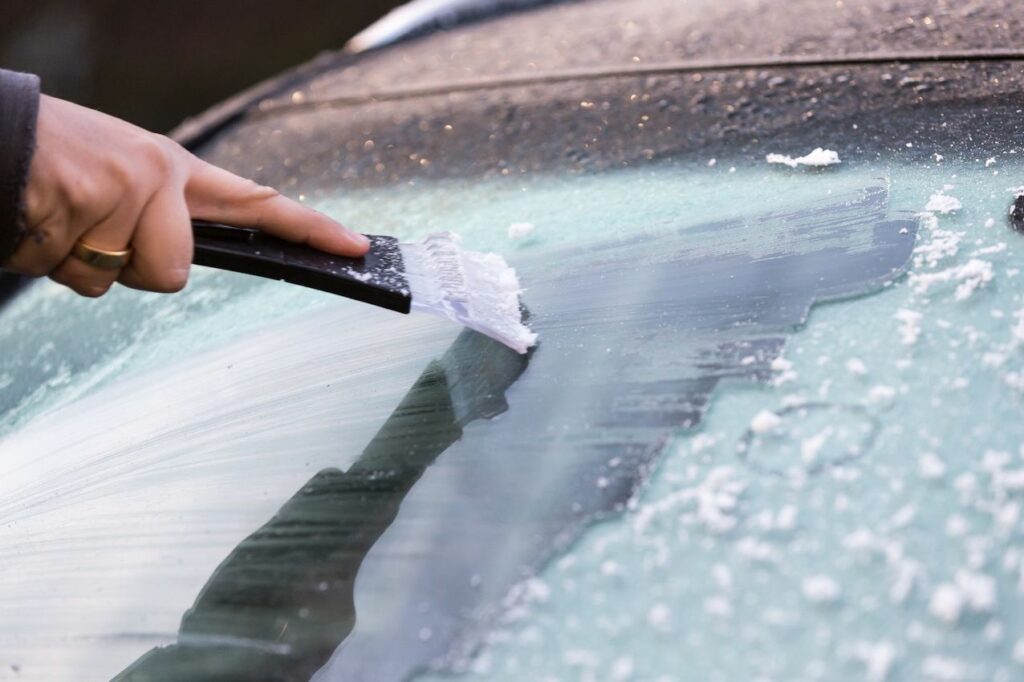 enlever le givre sur la voiture