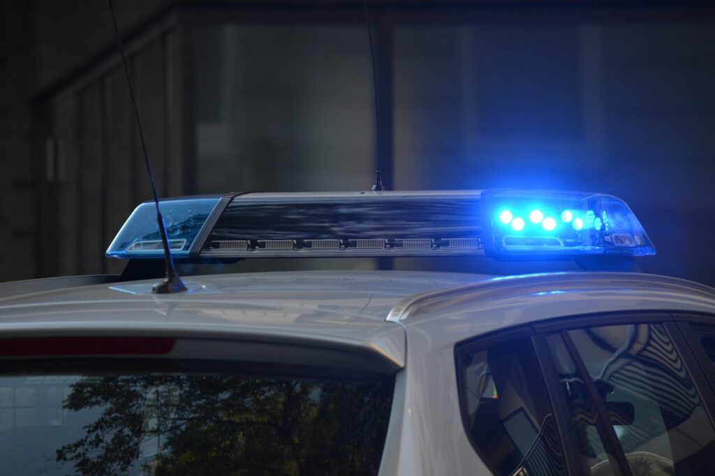 Lumières bleues d'une voiture de police.