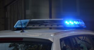 Lumières bleues d'une voiture de police.