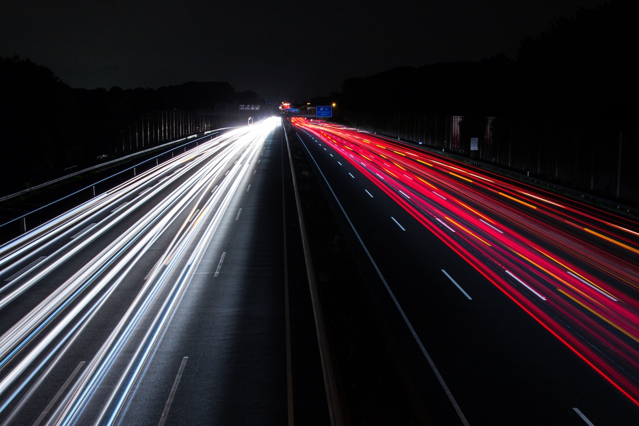 Lumières d'une route.