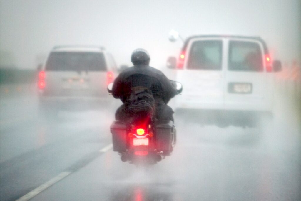Moto sous la pluie