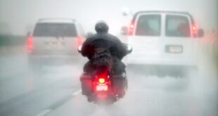 Moto sous la pluie
