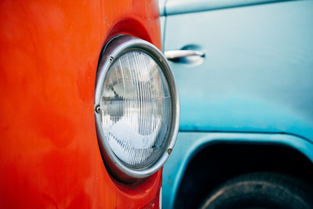Phare d'une voiture rouge.