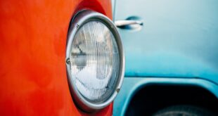 Phare d'une voiture rouge.