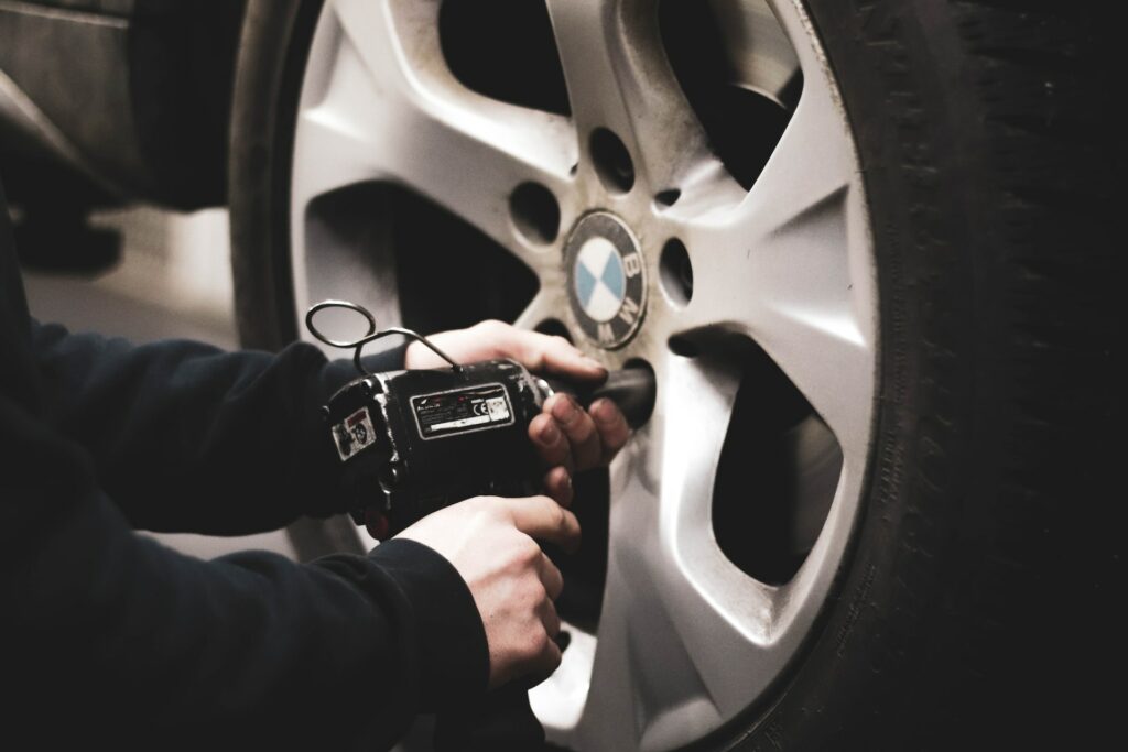 Rotation des pneus de la voiture.