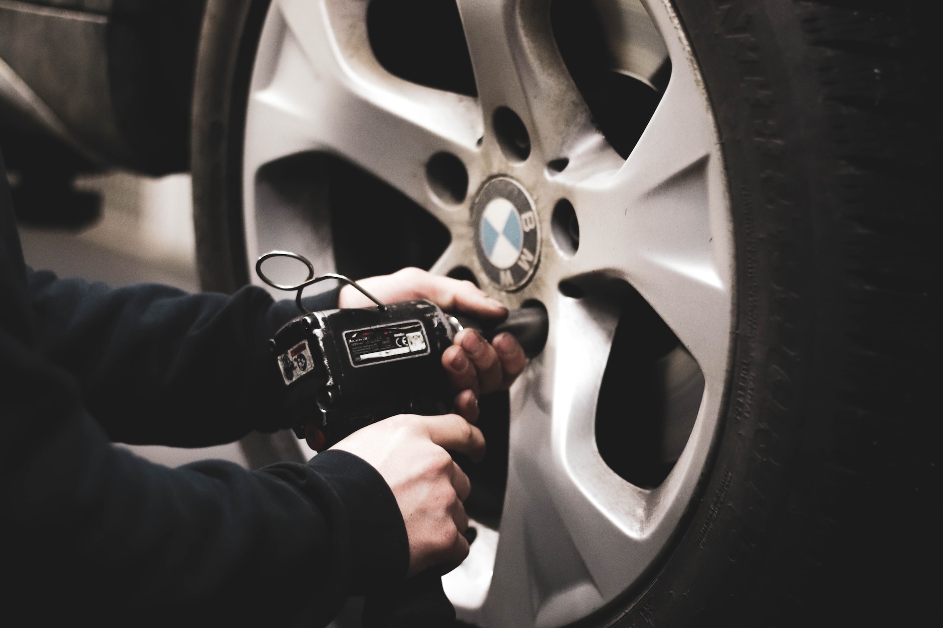 Rotation des pneus de la voiture.