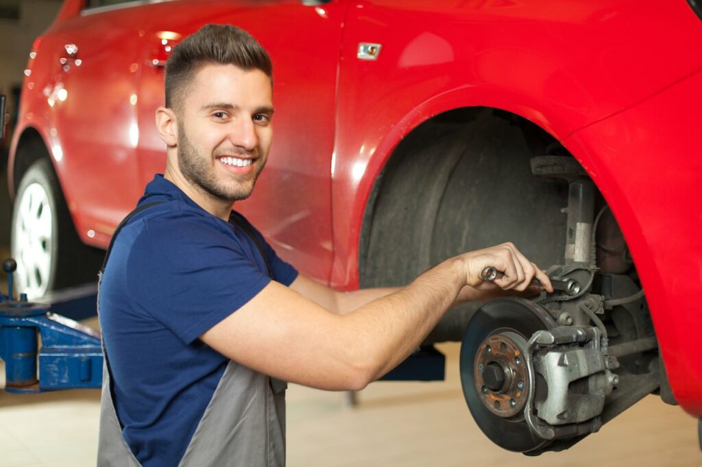 Un technicien vérifie un véhicule.