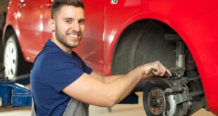 Un technicien vérifie un véhicule.