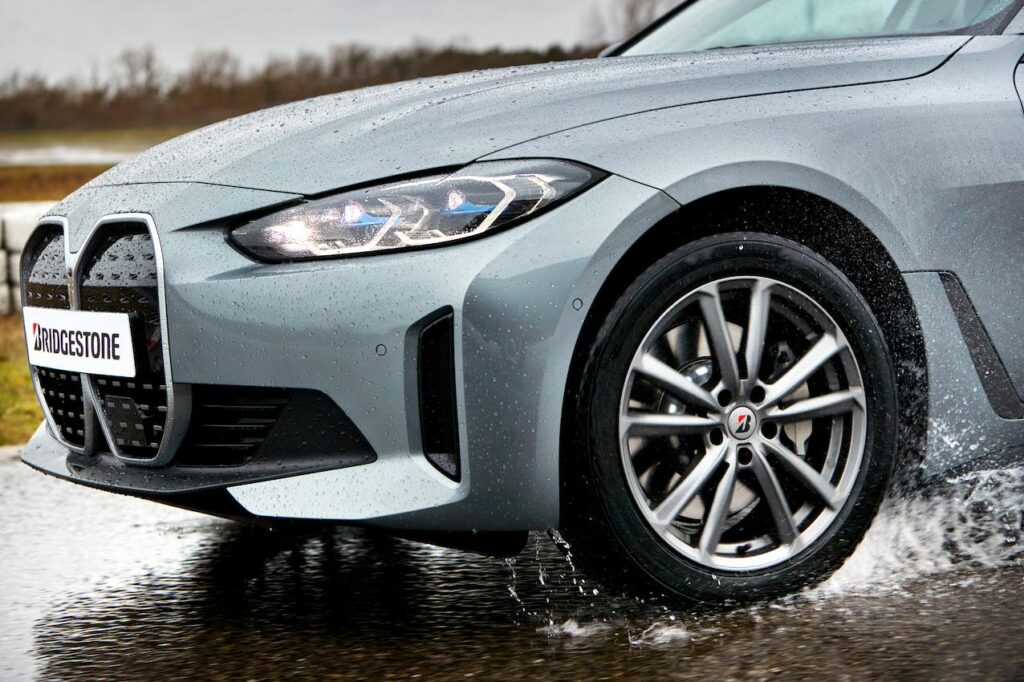 Voiture avec des pneus Bridgestone.