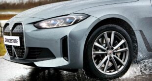 Voiture avec des pneus Bridgestone.